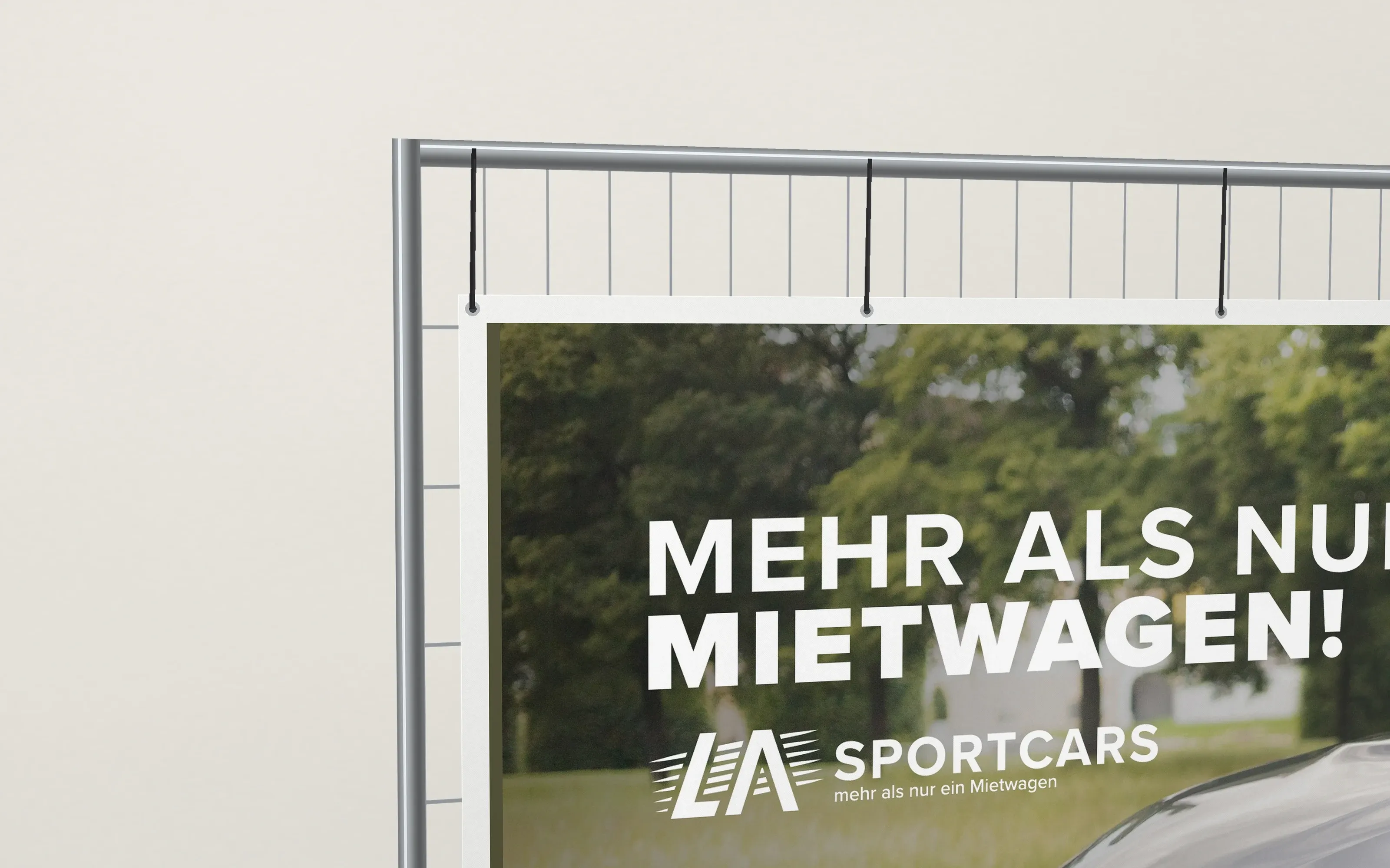 Nahaufnahme einer Bauzaunplane mit grauem Sportwagen: Gewebe, Ösen und Kabelbinder am Rohr