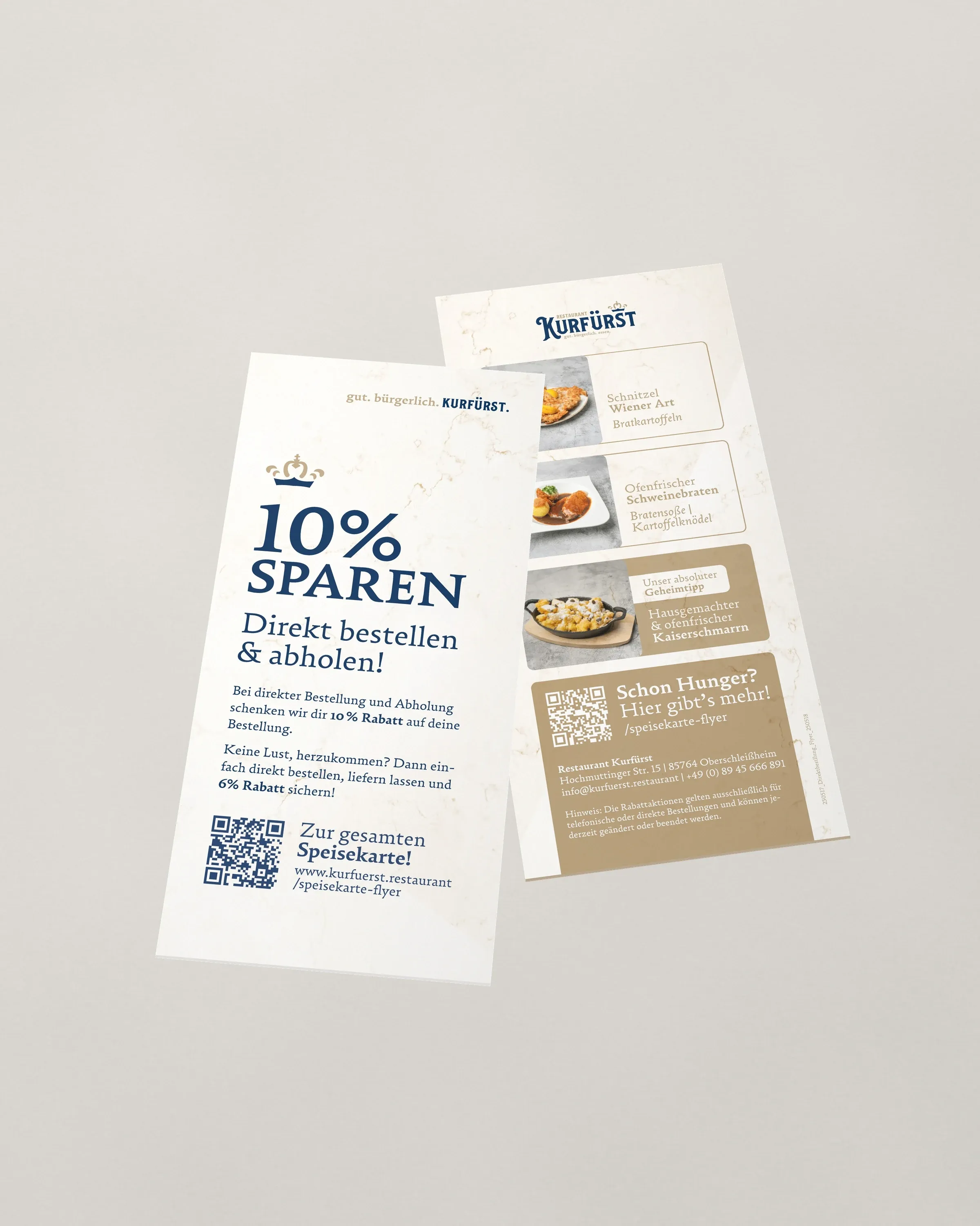 Zwei Flyer eines Restaurants zum Bestellen und Abholen auf hellem Papiergrund