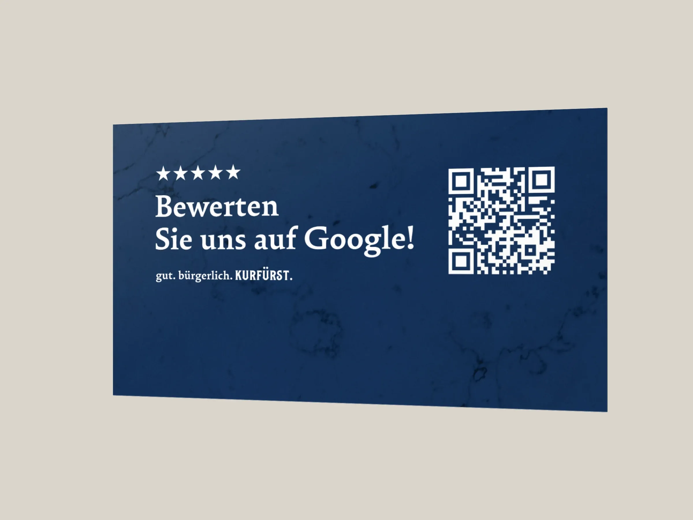 Dunkelblaues Wandschild mit QR-Code für Bewertungen an einer Hauswand
