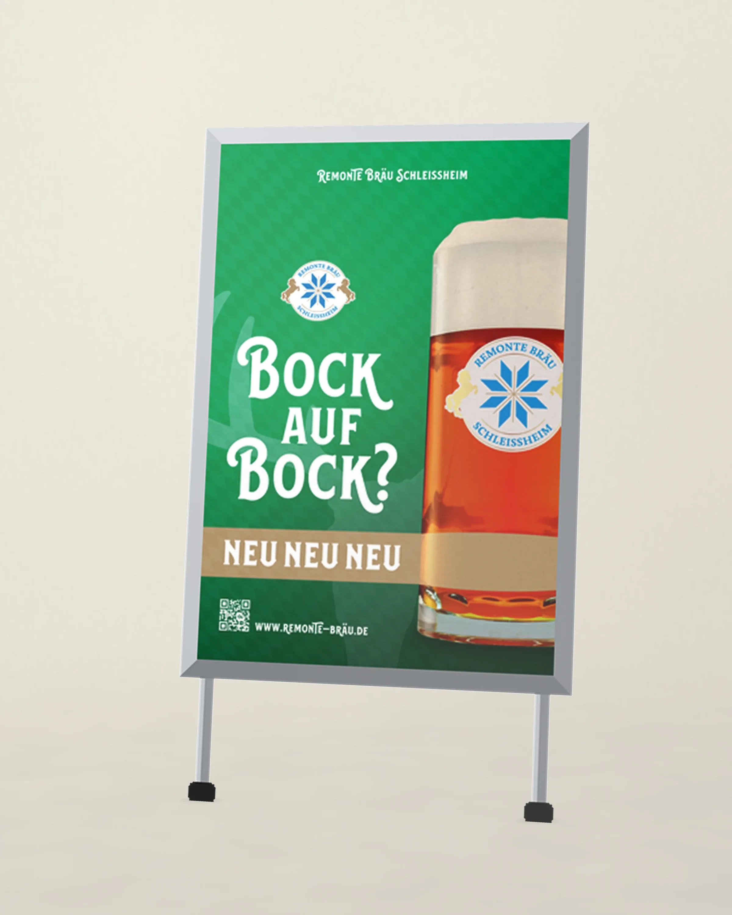 Grünes Plakat für ein Bockbier in einem leicht gedrehten Kundenstopper auf Leinen