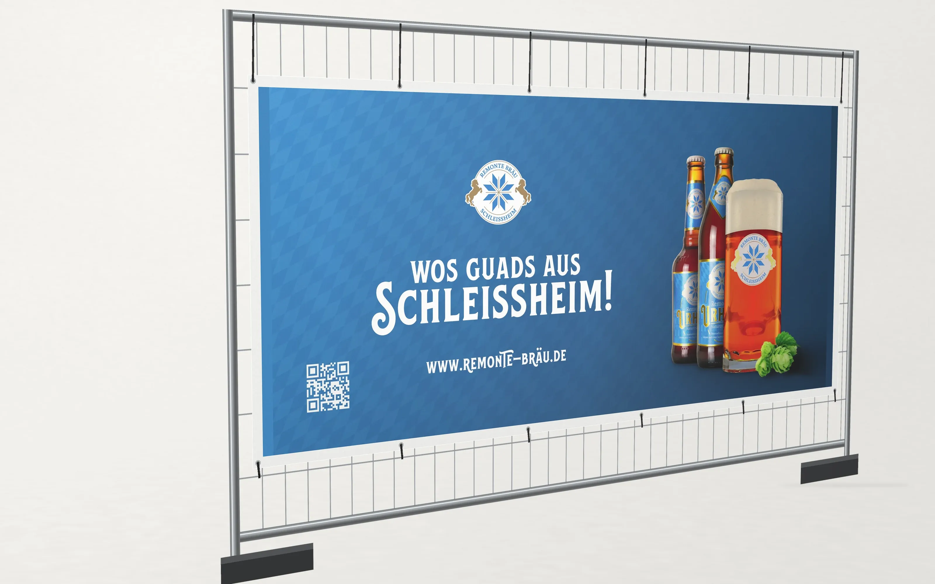 Blaues Banner einer Brauerei mit Ösen an einem schräg gestellten Bauzaunfeld