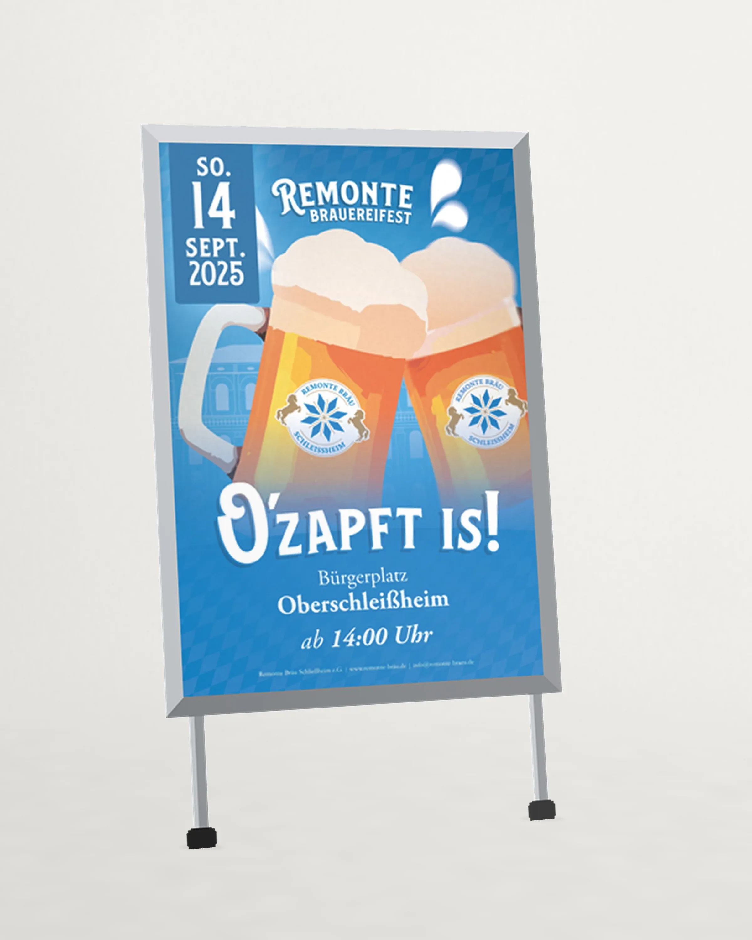 Blaues Plakat für ein Brauereifest mit zwei Bierkrügen in einem Kundenstopper aus Aluminium