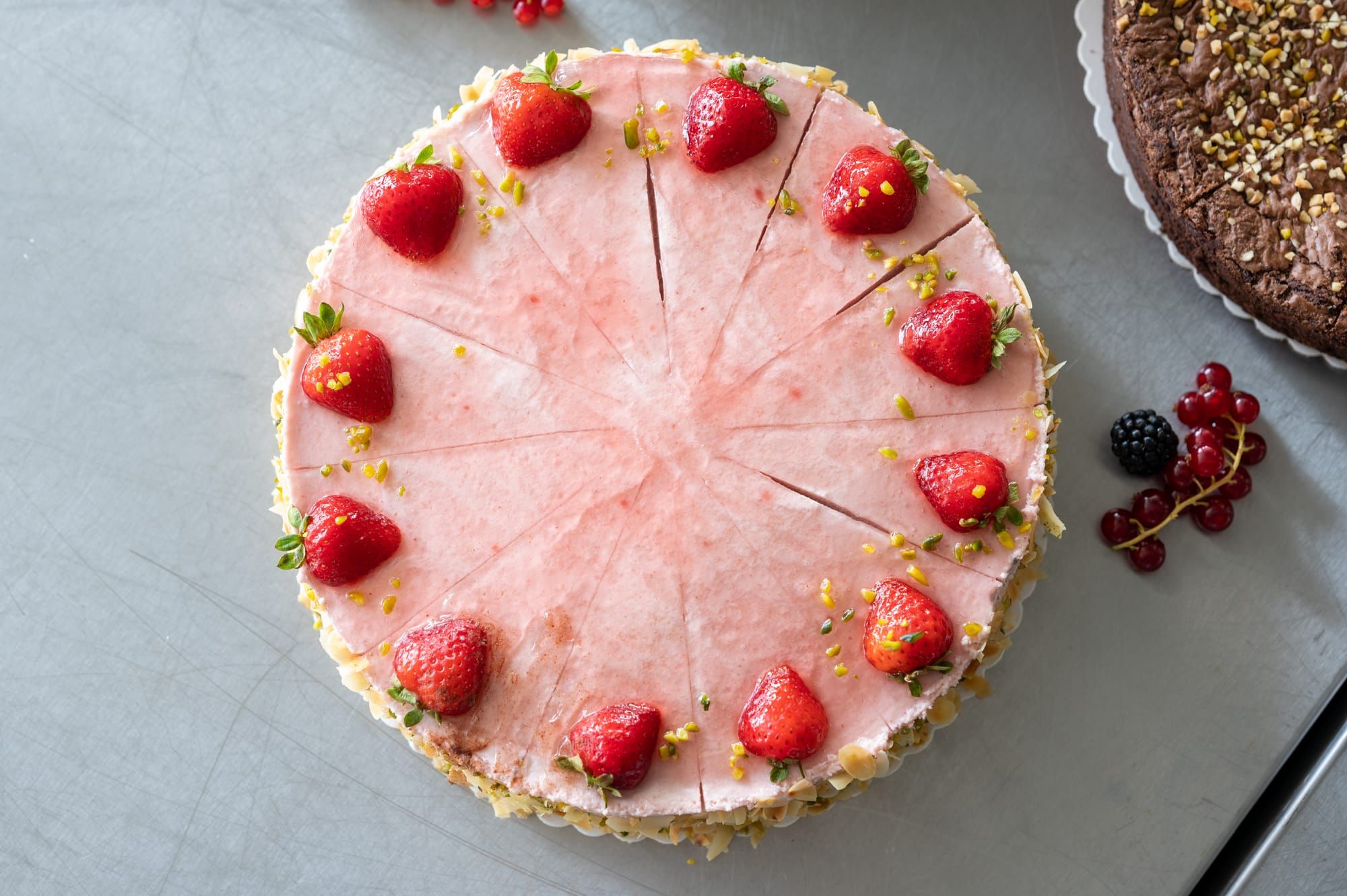 Erdbeertorte von oben, in Stücke geschnitten