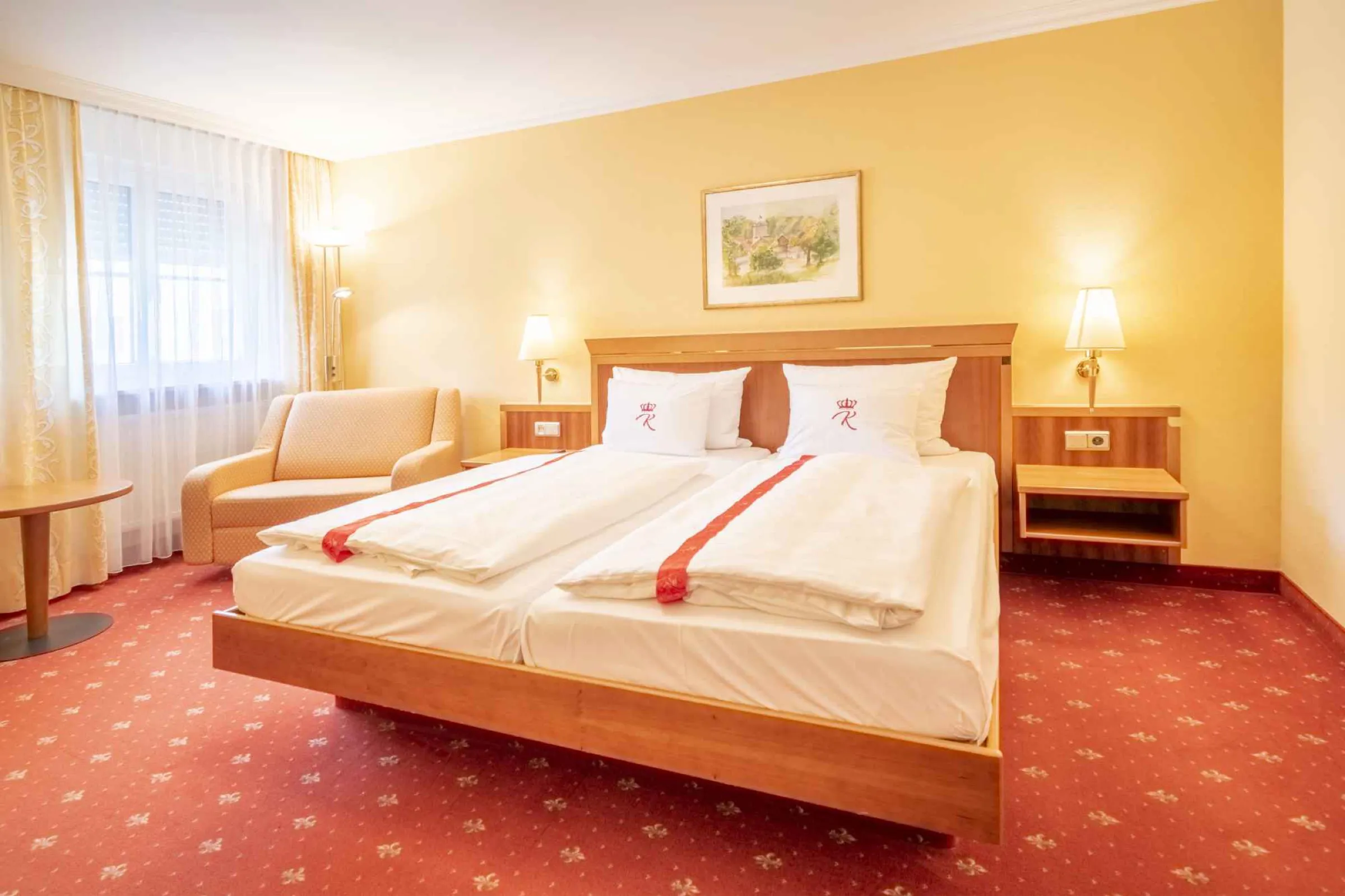 Helles Doppelzimmer mit gemachtem Bett