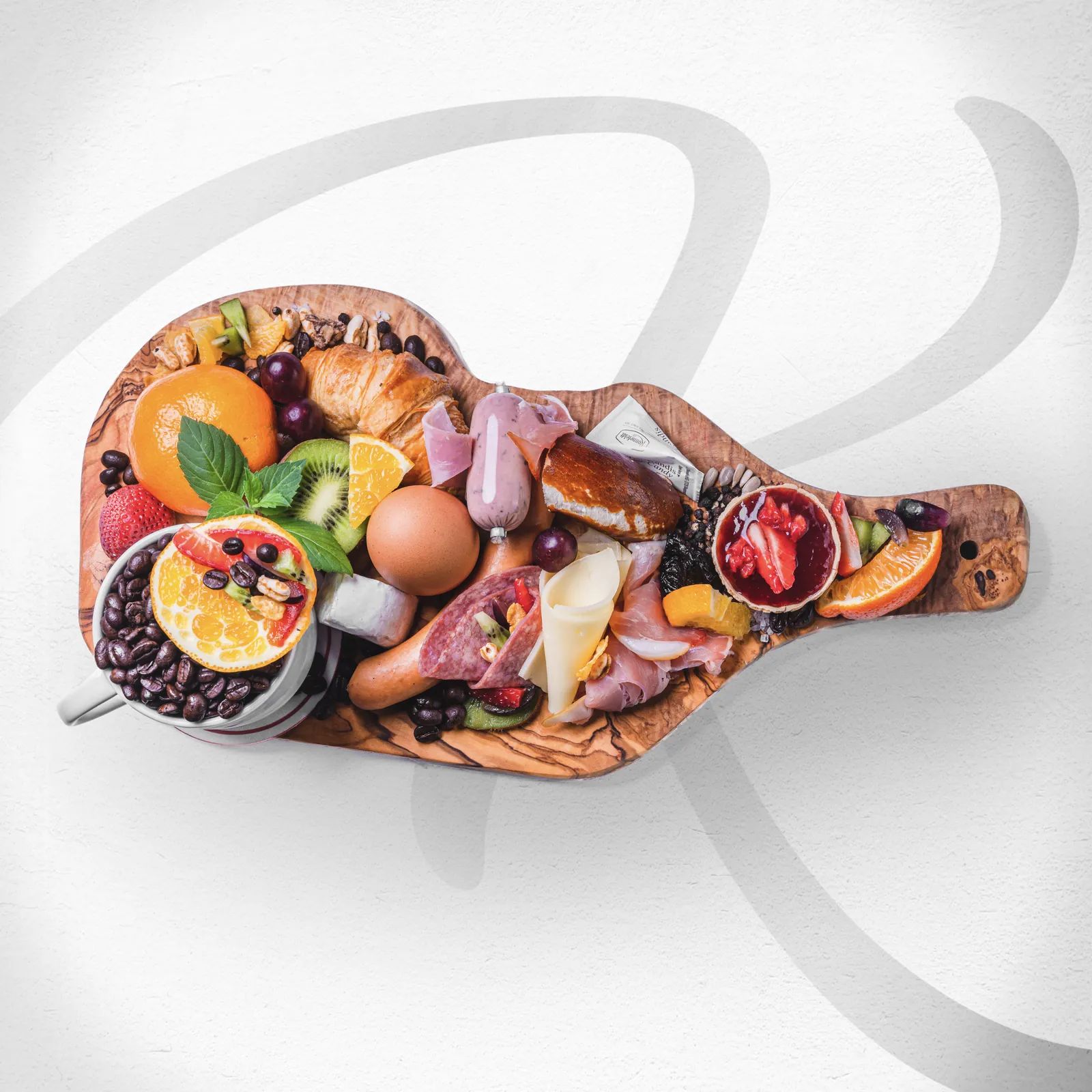 Frühstücksbrett mit Obst, Käse und Brot von oben