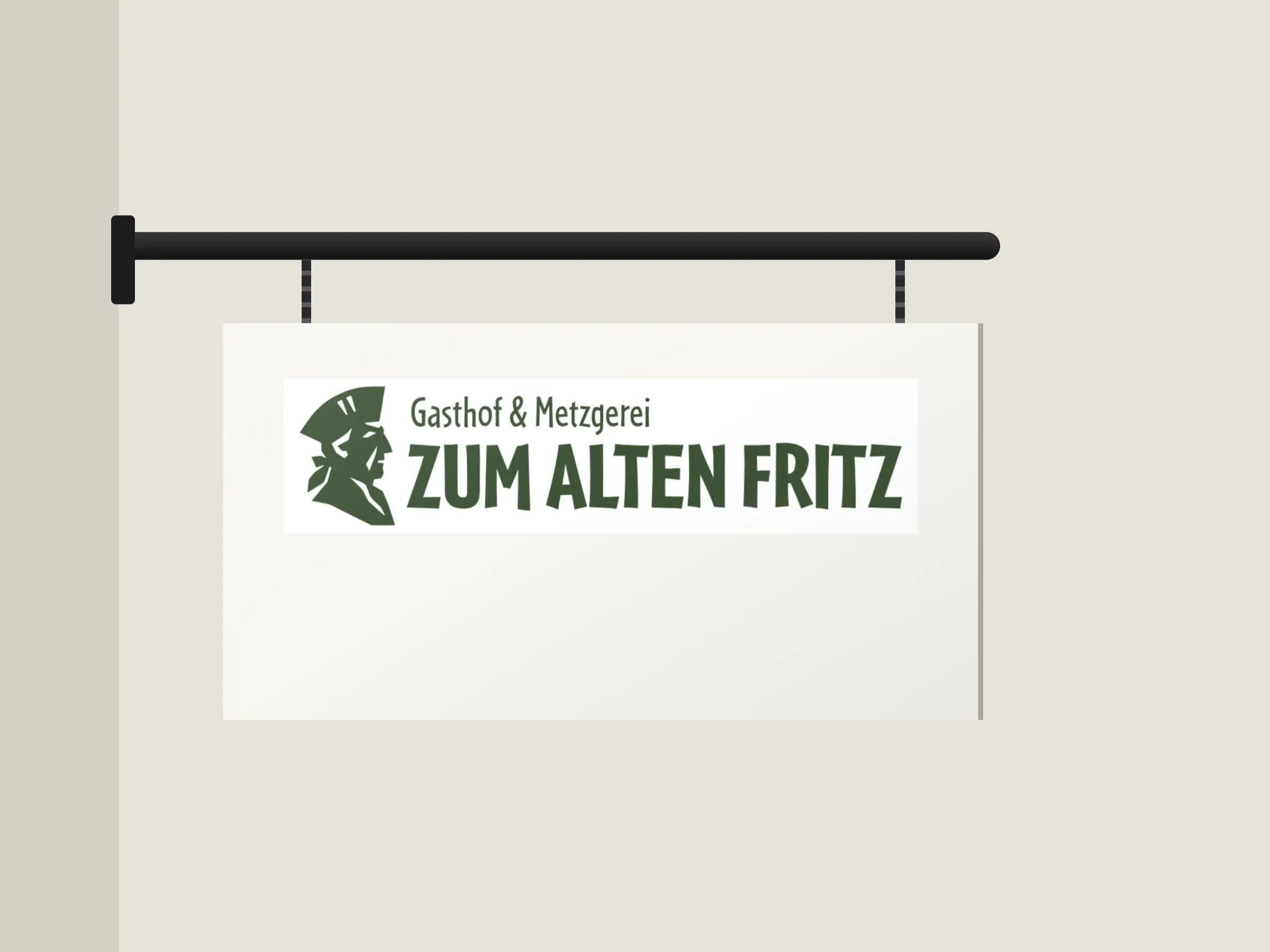 Nasenschild am Ausleger mit dem grünen Logo eines Gasthofs mit Metzgerei