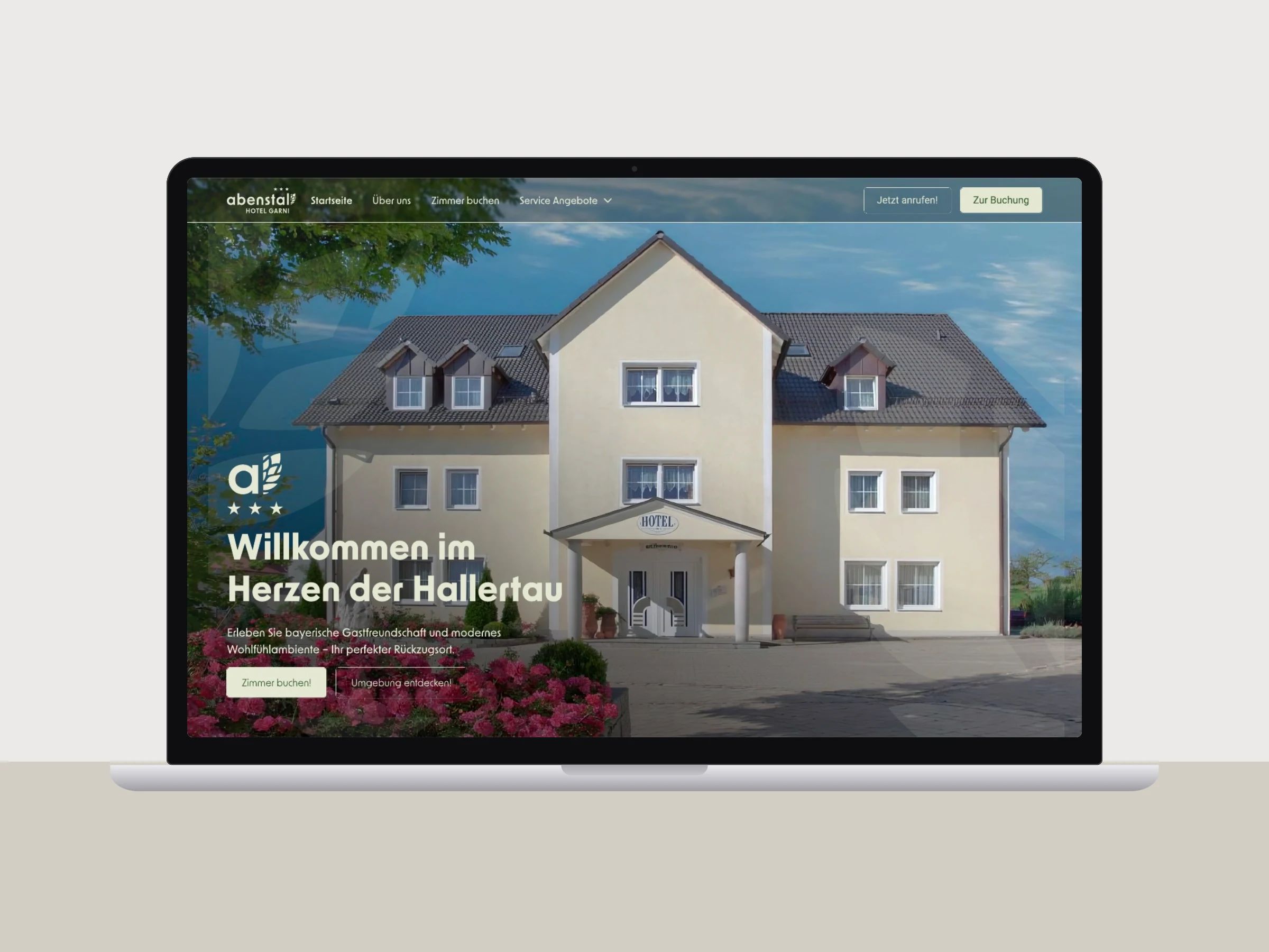 Webseite eines Hotels auf dem Laptop