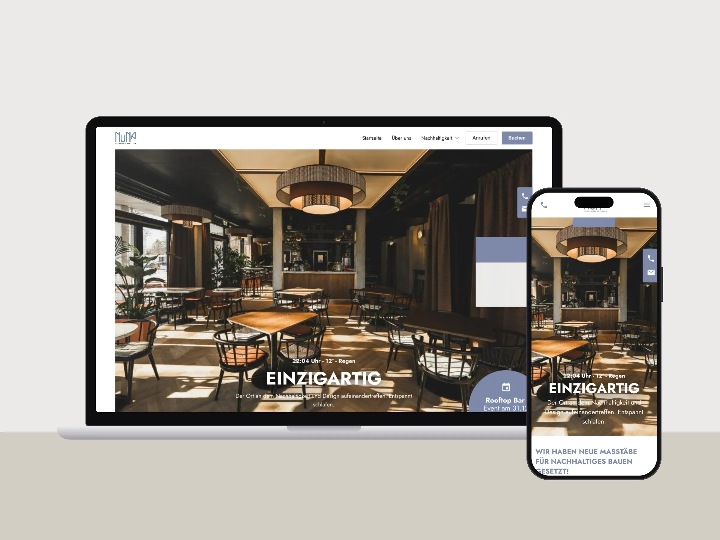 Webseite eines Hotels auf Laptop und Smartphone auf einem Schreibtisch