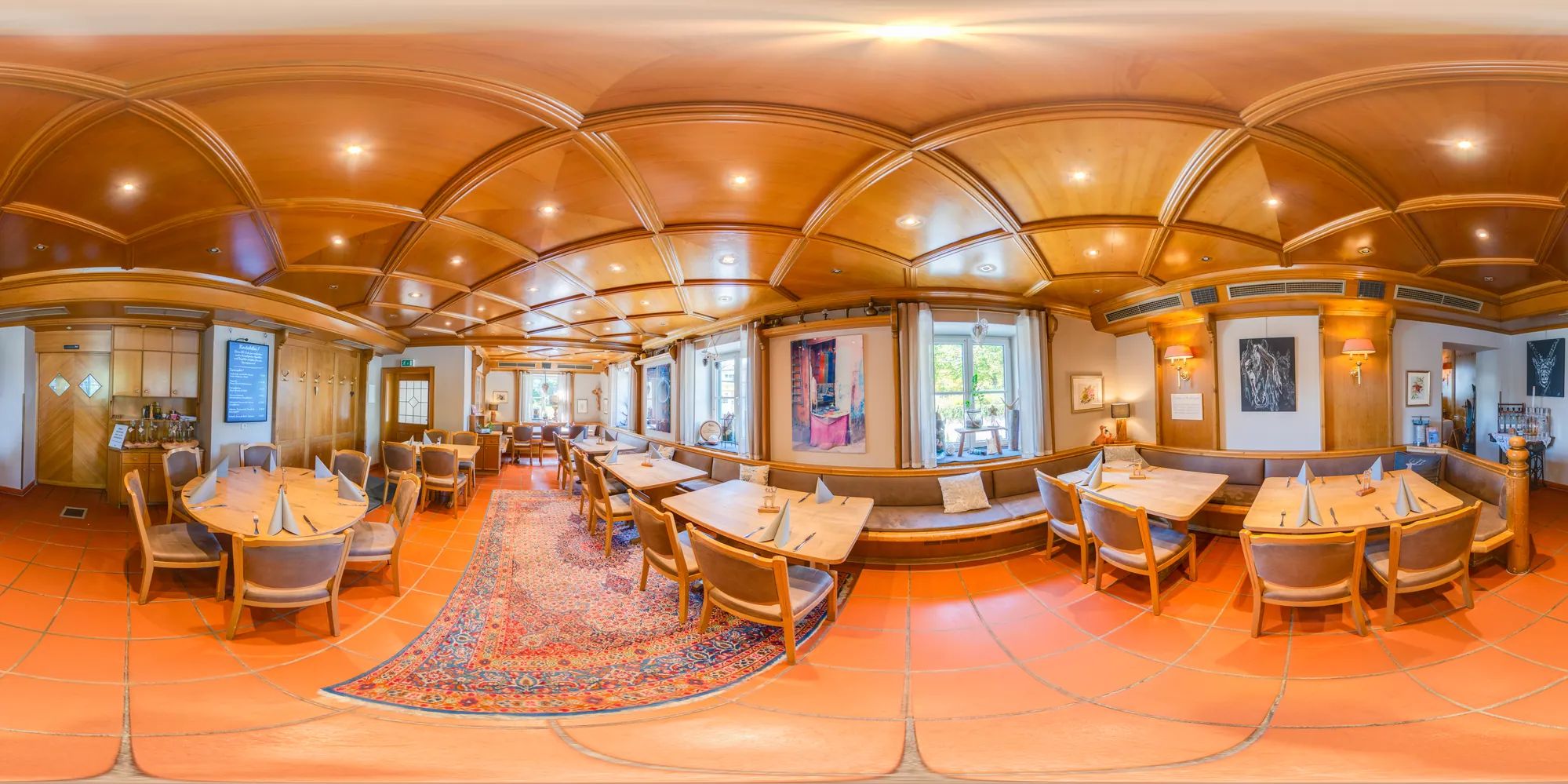 360-Grad-Panorama einer Gaststube mit Holzdecke