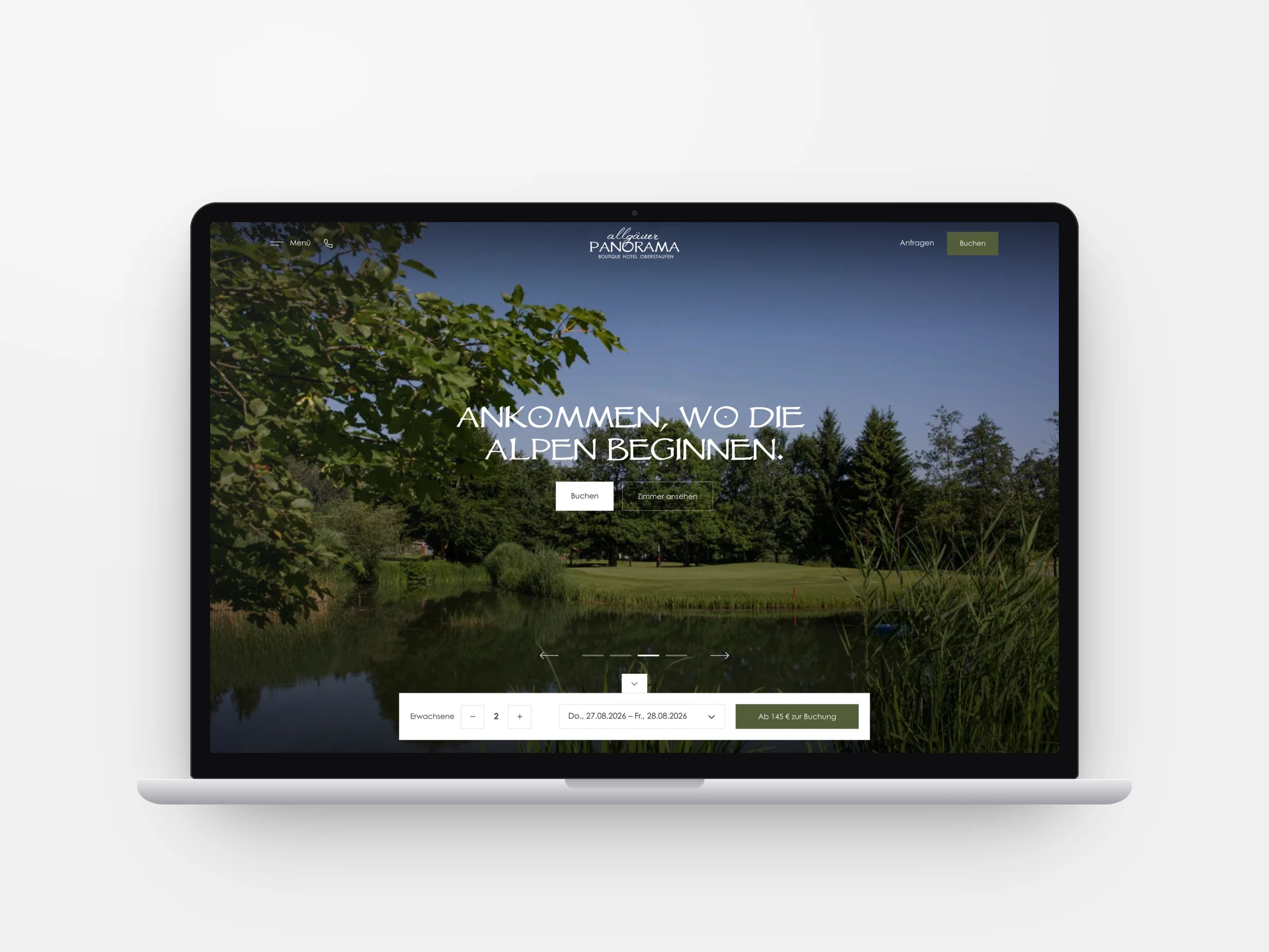 Webseite eines Hotels in den Bergen auf dem Laptop