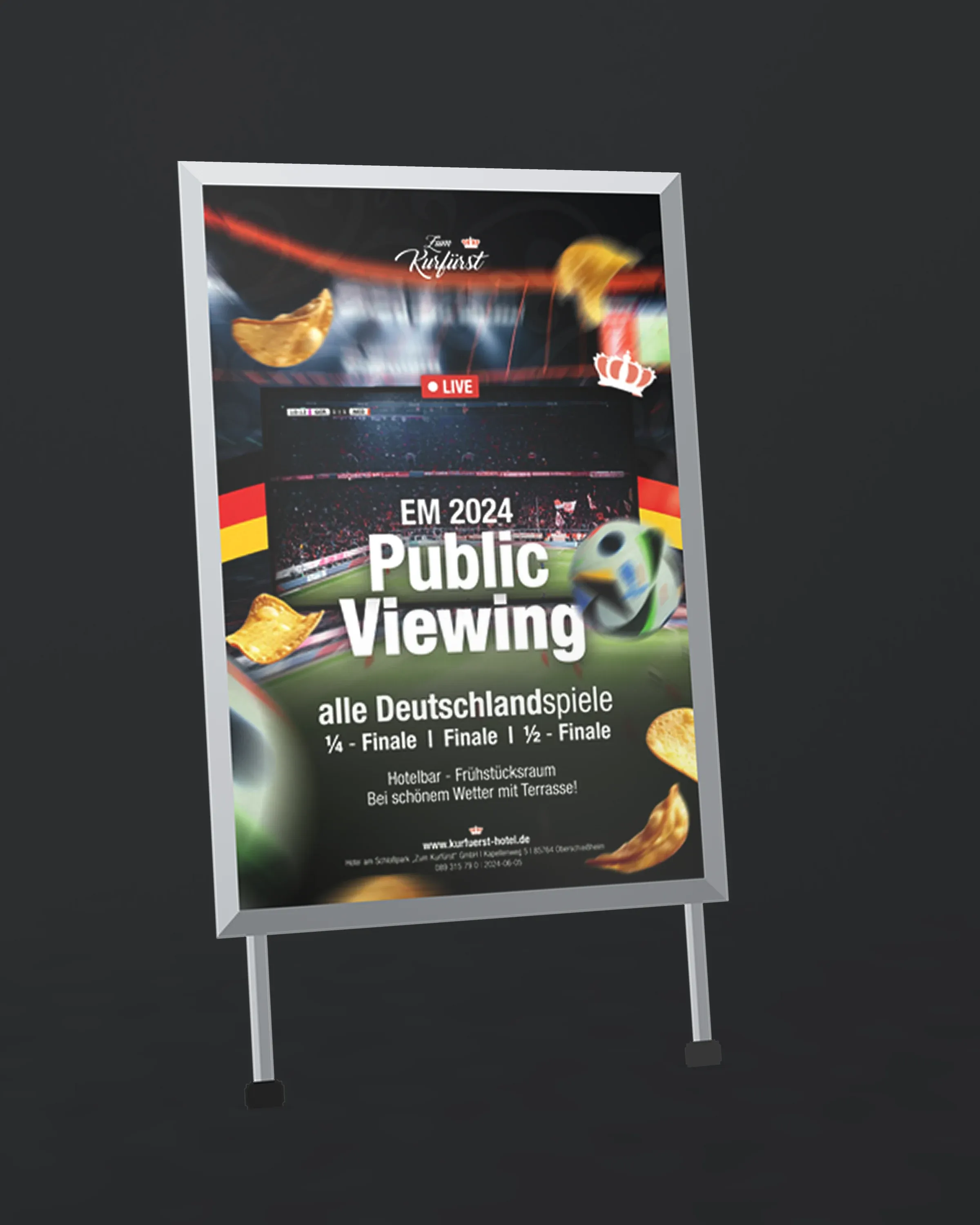 Plakat für ein Public Viewing zur Fußball-EM in einem Kundenstopper vor dunklem Grund