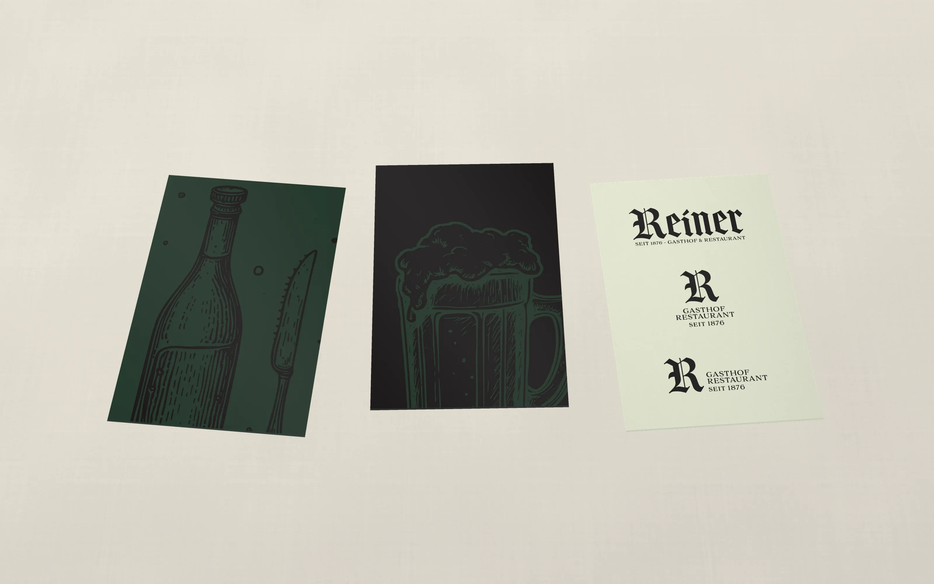 Drei Karten mit Illustrationen und Wortmarke eines Gasthofs nebeneinander auf Leinen