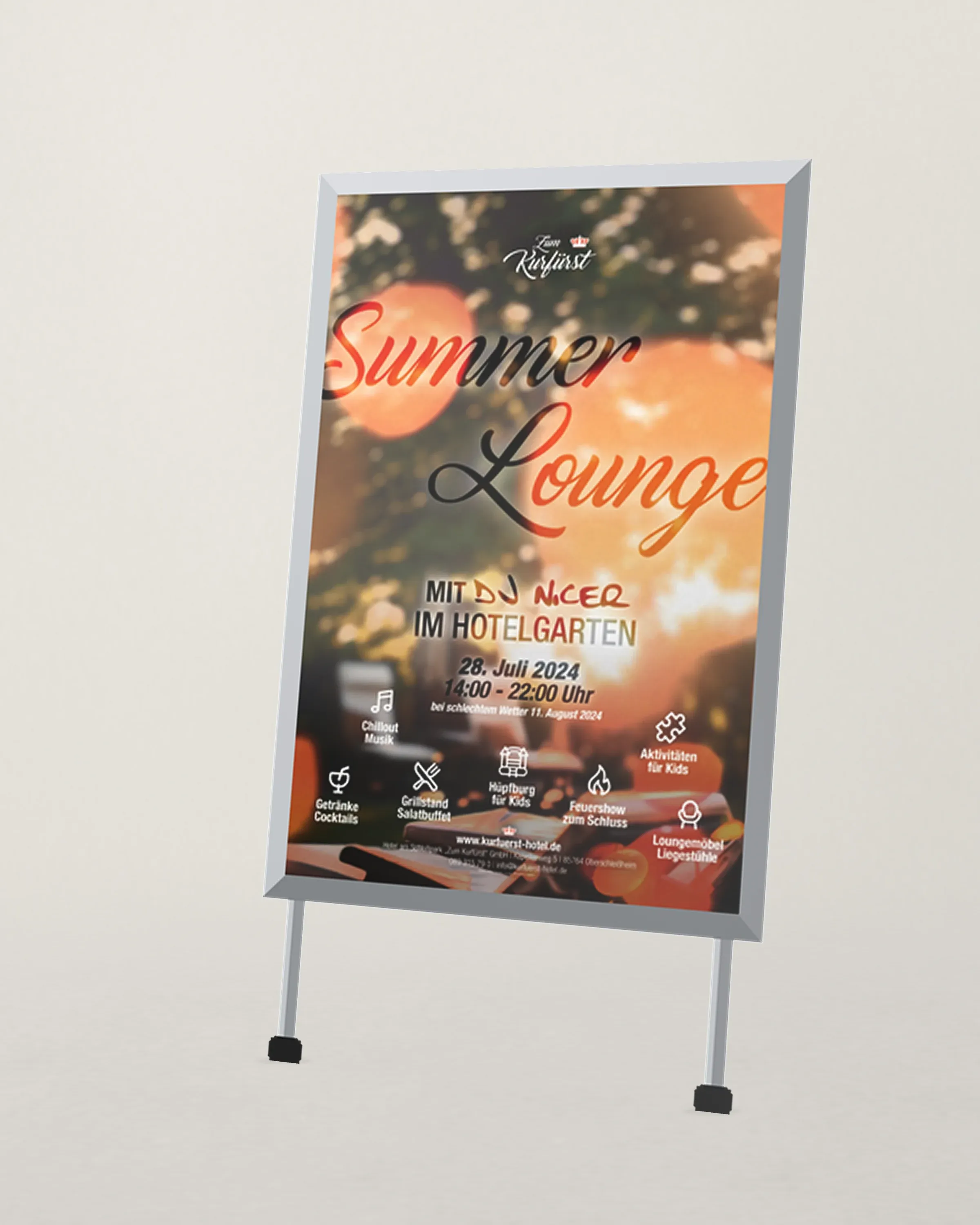 Plakat für einen Sommerabend im Hotelgarten in einem schräg gestellten Kundenstopper