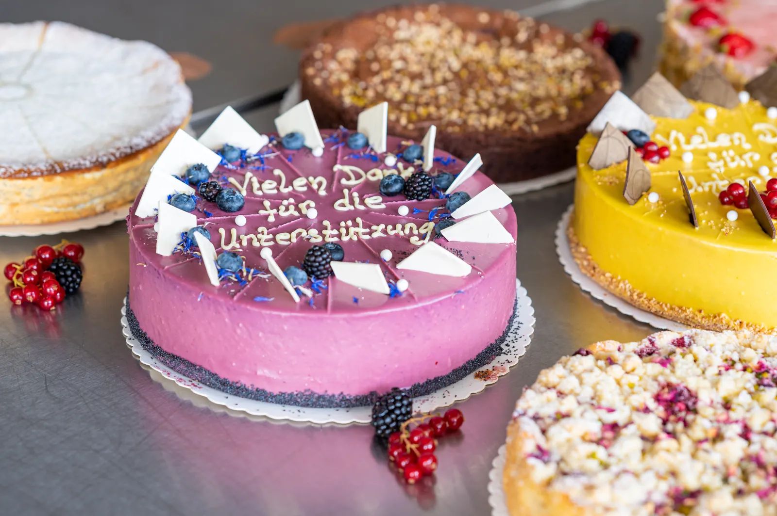 Torten mit Beeren und Schokolade, schräg von oben fotografiert