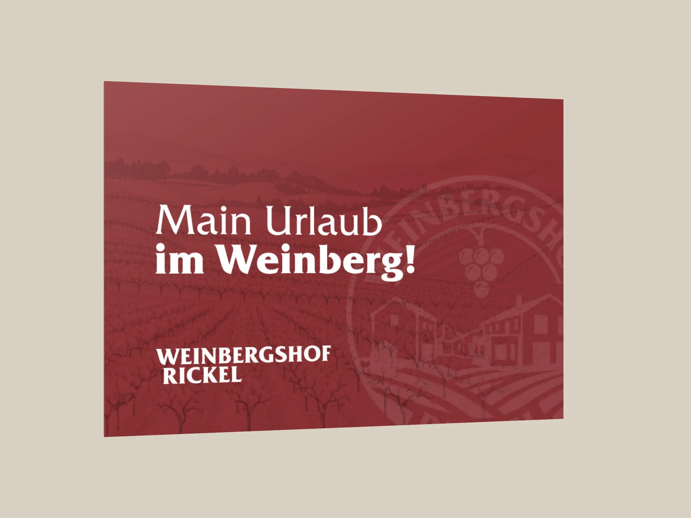 Weinrotes Wandschild mit Logo eines Weinguts